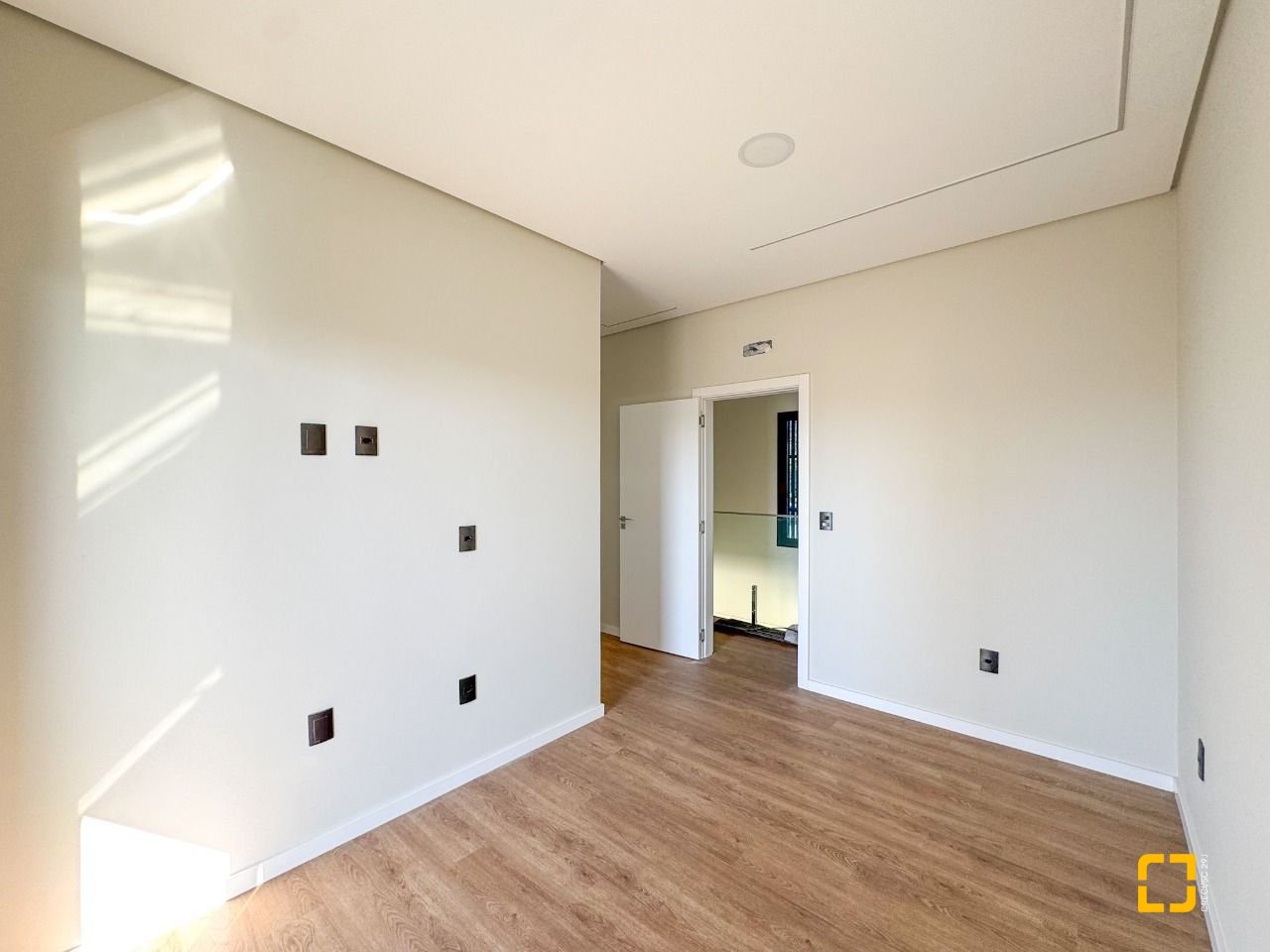 Casa com 225m², 6 quartos (sendo 3 suítes), 4 garagens, no bairro Jurerê em Florianópolis