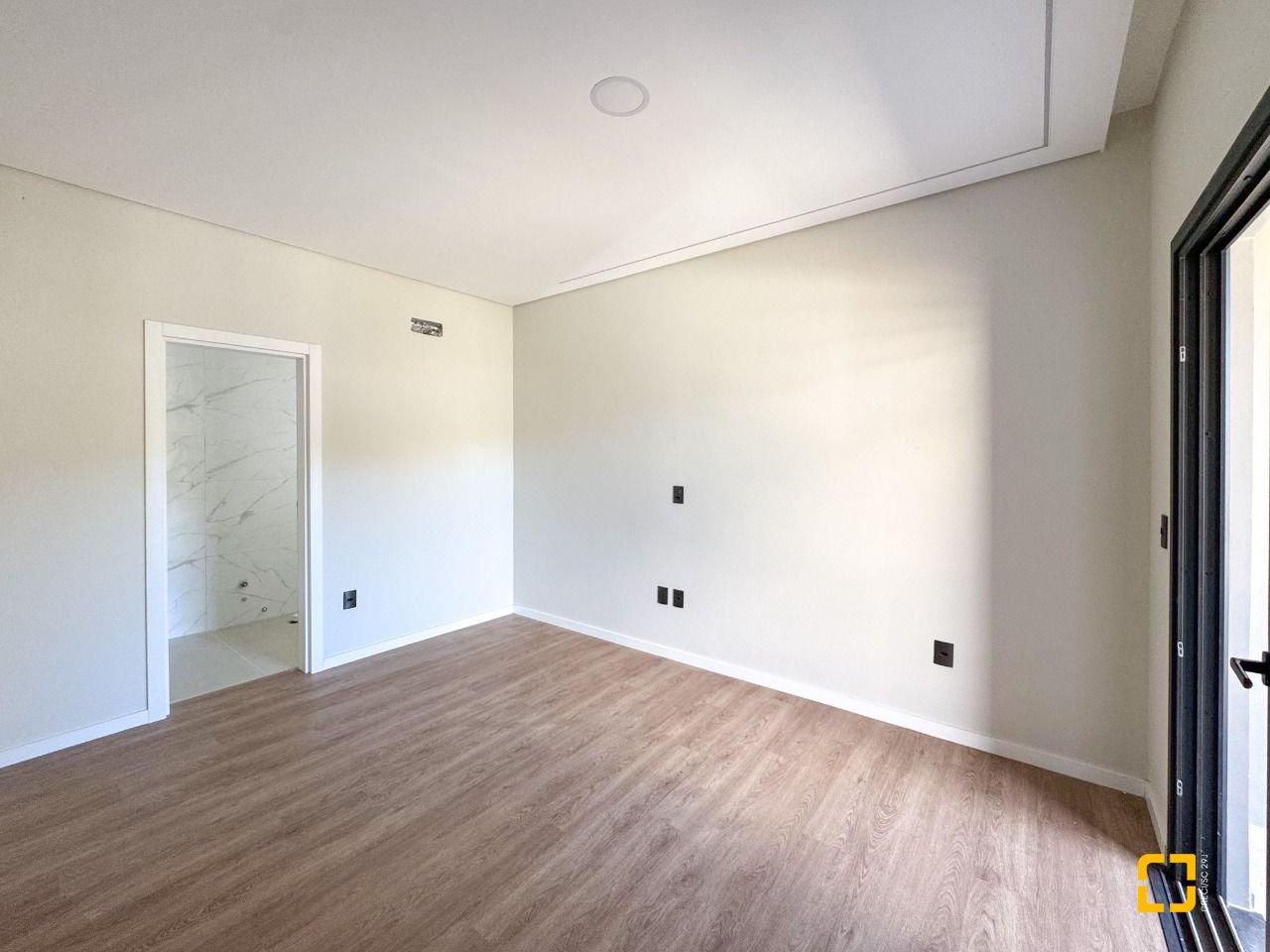 Casa com 225m², 6 quartos (sendo 3 suítes), 4 garagens, no bairro Jurerê em Florianópolis