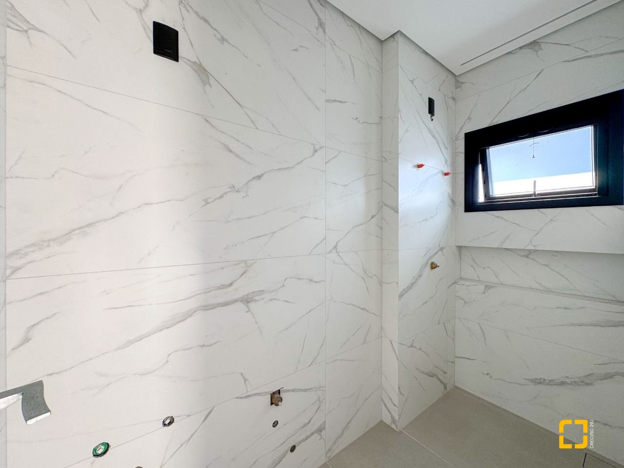 Casa com 225m², 6 quartos (sendo 3 suítes), 4 garagens, no bairro Jurerê em Florianópolis