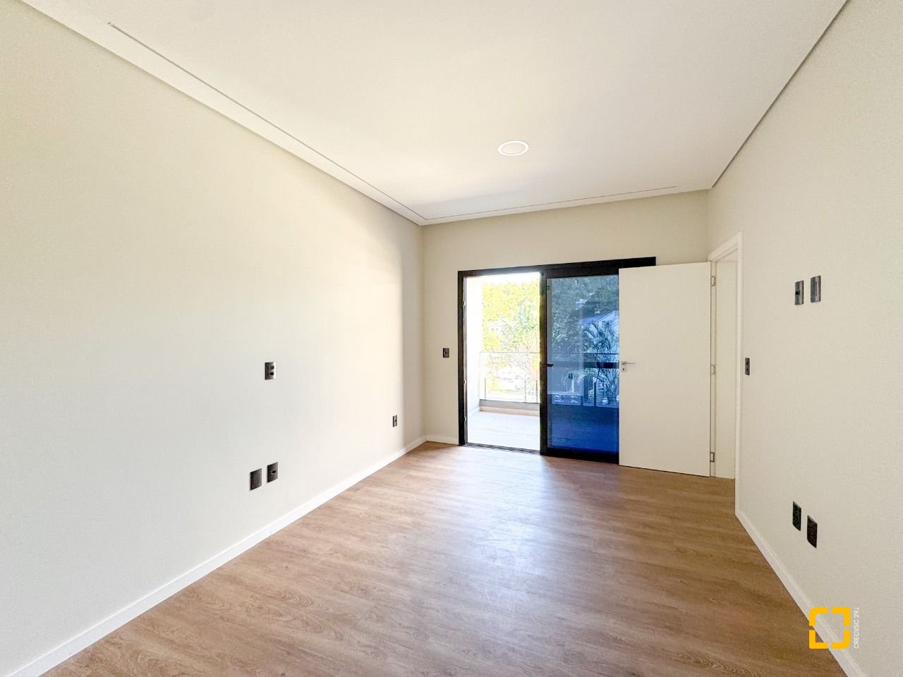 Casa com 225m², 6 quartos (sendo 3 suítes), 4 garagens, no bairro Jurerê em Florianópolis