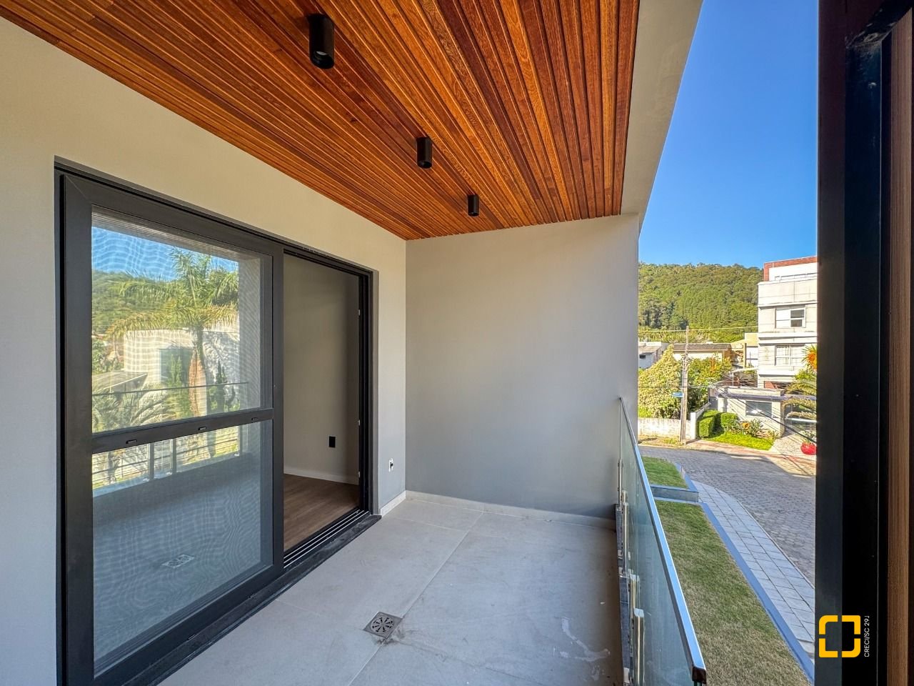 Casa com 225m², 6 quartos (sendo 3 suítes), 4 garagens, no bairro Jurerê em Florianópolis