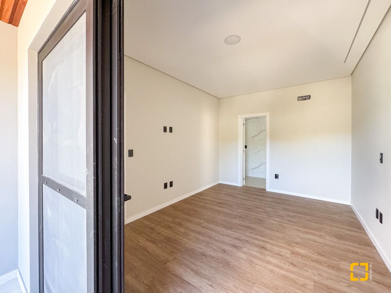 Casa com 225m², 6 quartos (sendo 3 suítes), 4 garagens, no bairro Jurerê em Florianópolis