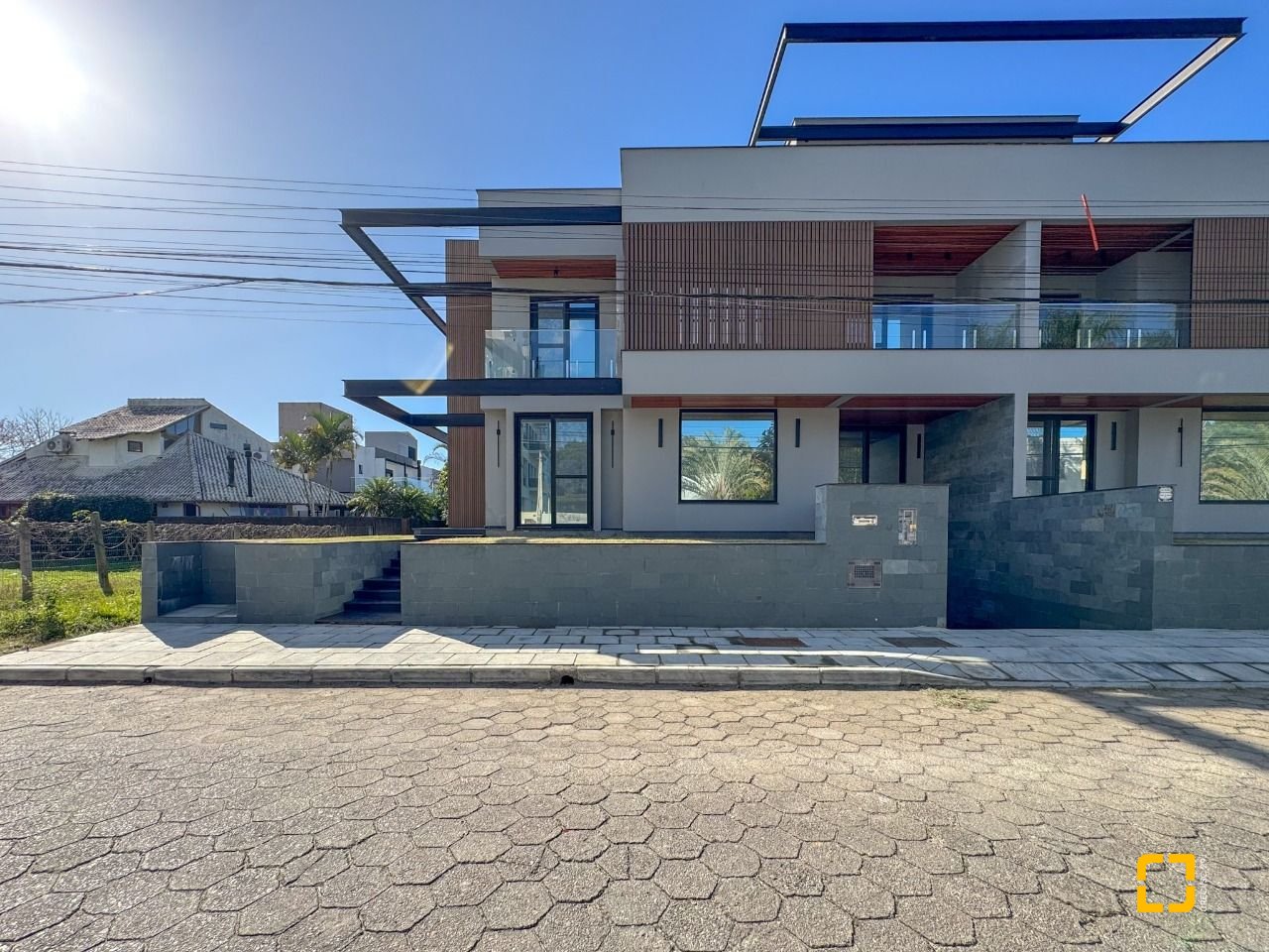 Casa com 225m², 6 quartos (sendo 3 suítes), 4 garagens, no bairro Jurerê em Florianópolis