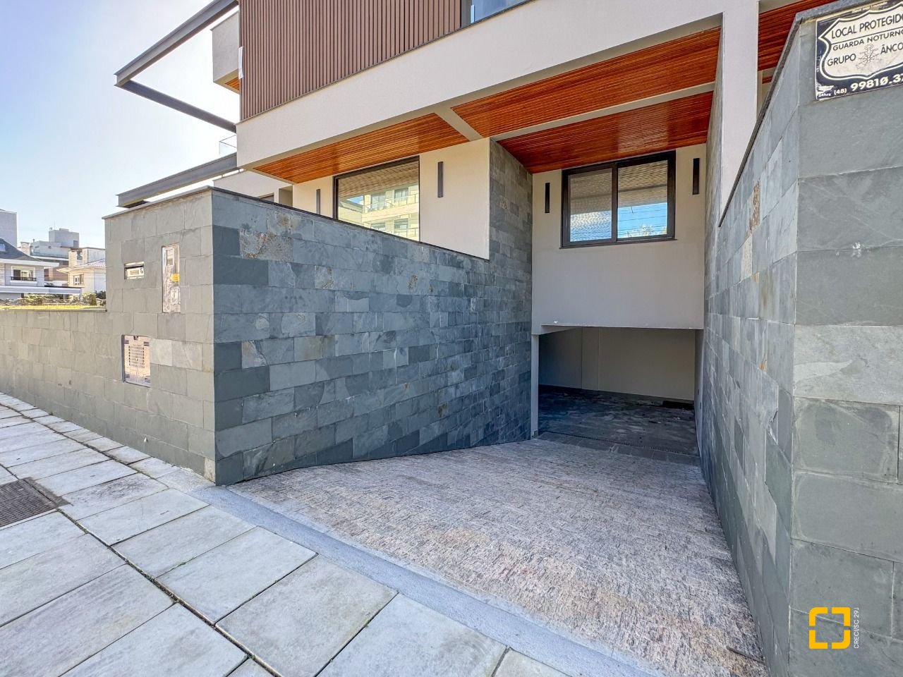 Casa com 225m², 6 quartos (sendo 3 suítes), 4 garagens, no bairro Jurerê em Florianópolis
