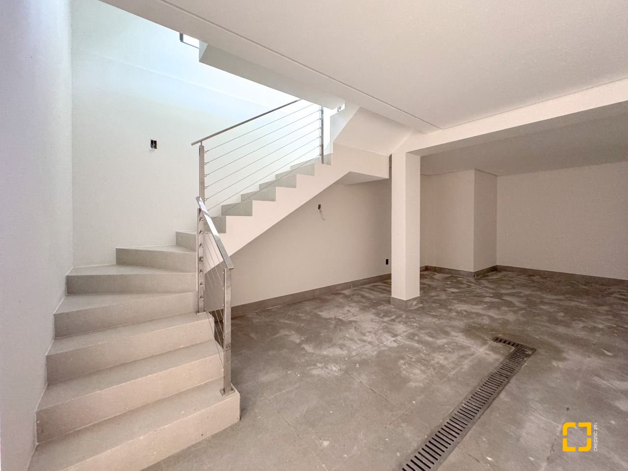 Casa com 225m², 6 quartos (sendo 3 suítes), 4 garagens, no bairro Jurerê em Florianópolis