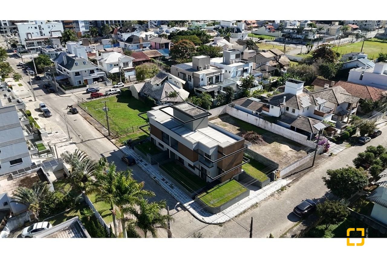 Casa com 225m², 6 quartos (sendo 3 suítes), 4 garagens, no bairro Jurerê em Florianópolis