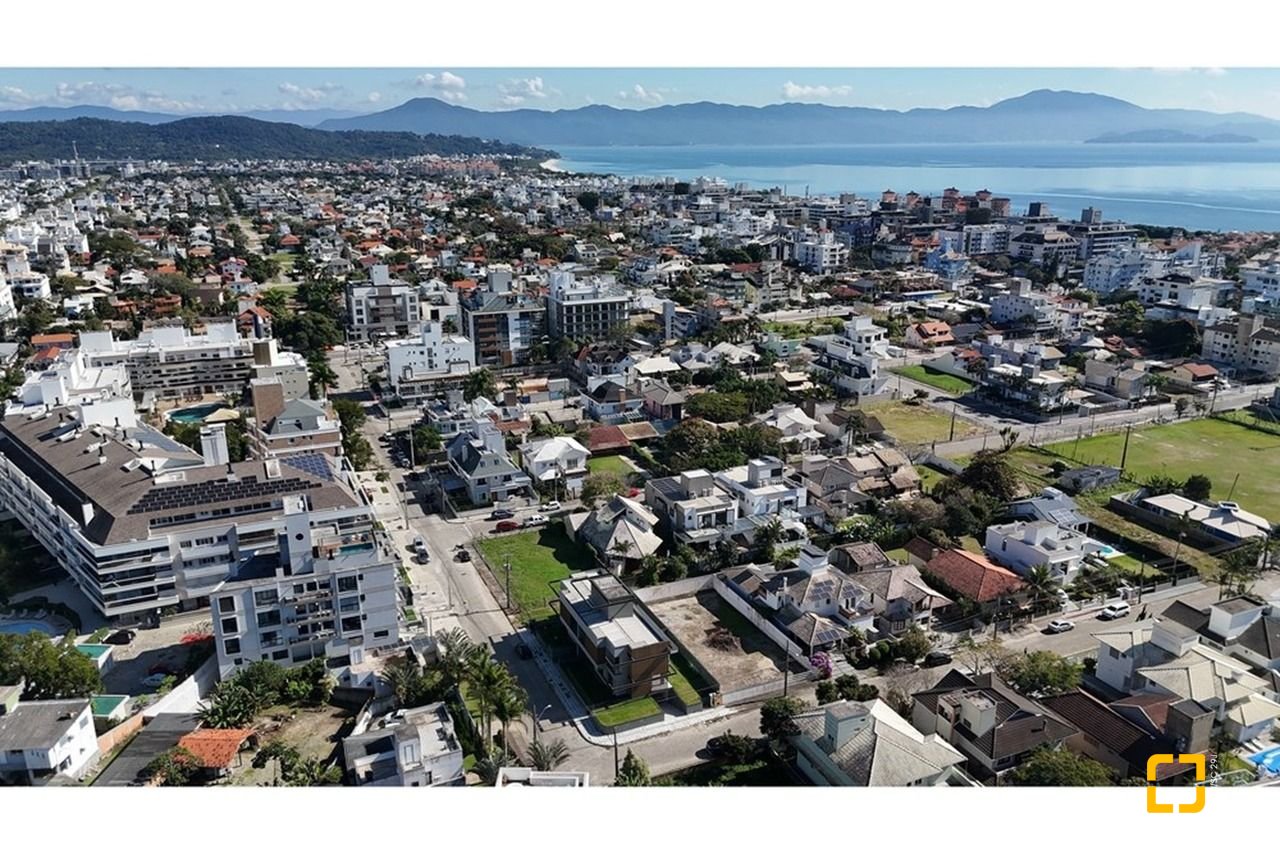 Casa com 225m², 6 quartos (sendo 3 suítes), 4 garagens, no bairro Jurerê em Florianópolis