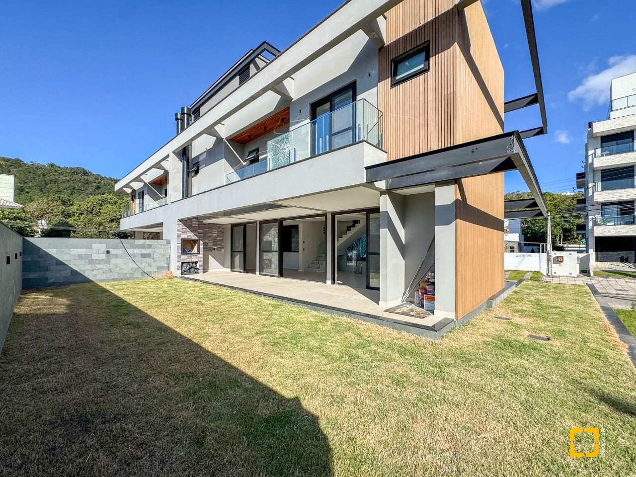 Casa com 225m², 6 quartos (sendo 3 suítes), 4 garagens, no bairro Jurerê em Florianópolis