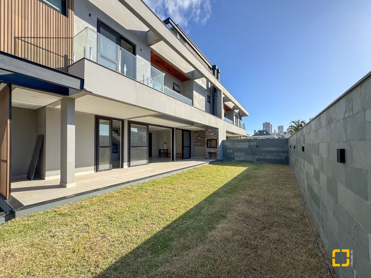 Casa com 225m², 6 quartos (sendo 3 suítes), 4 garagens, no bairro Jurerê em Florianópolis