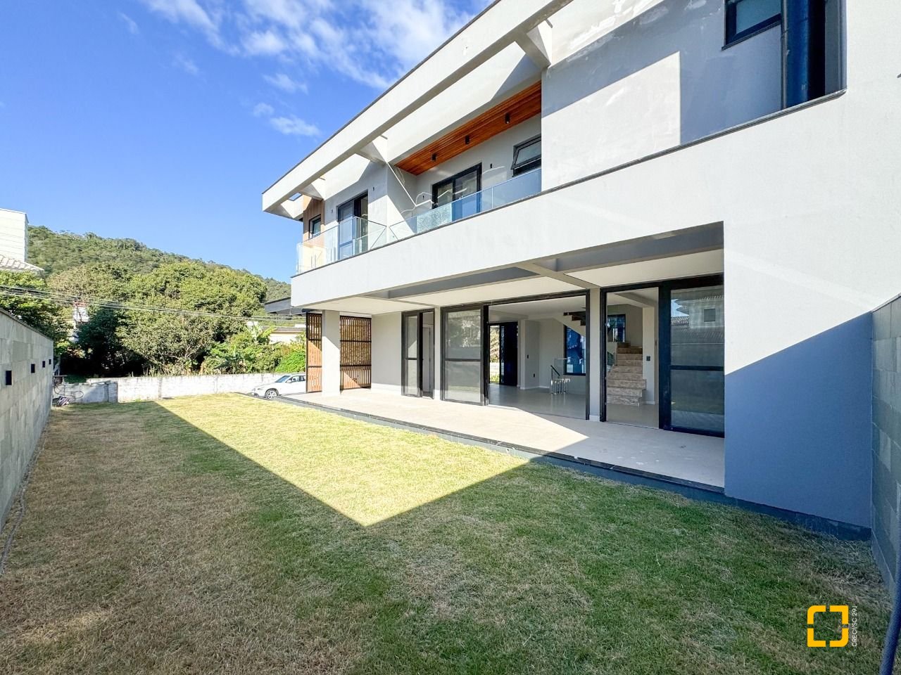 Casa com 225m², 6 quartos (sendo 3 suítes), 4 garagens, no bairro Jurerê em Florianópolis