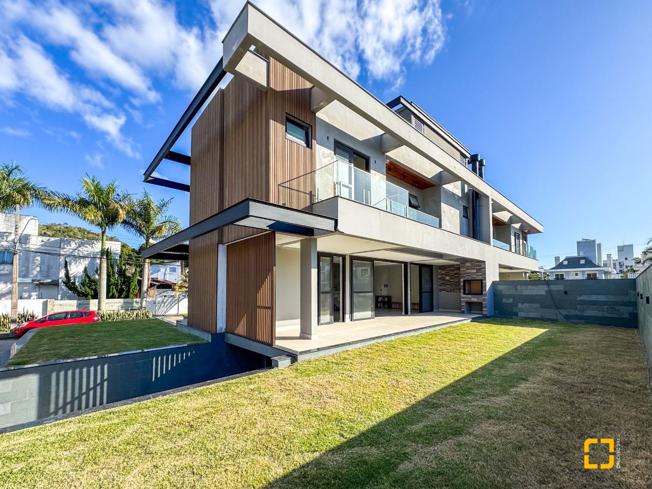 Casa com 225m², 6 quartos (sendo 3 suítes), 4 garagens, no bairro Jurerê em Florianópolis