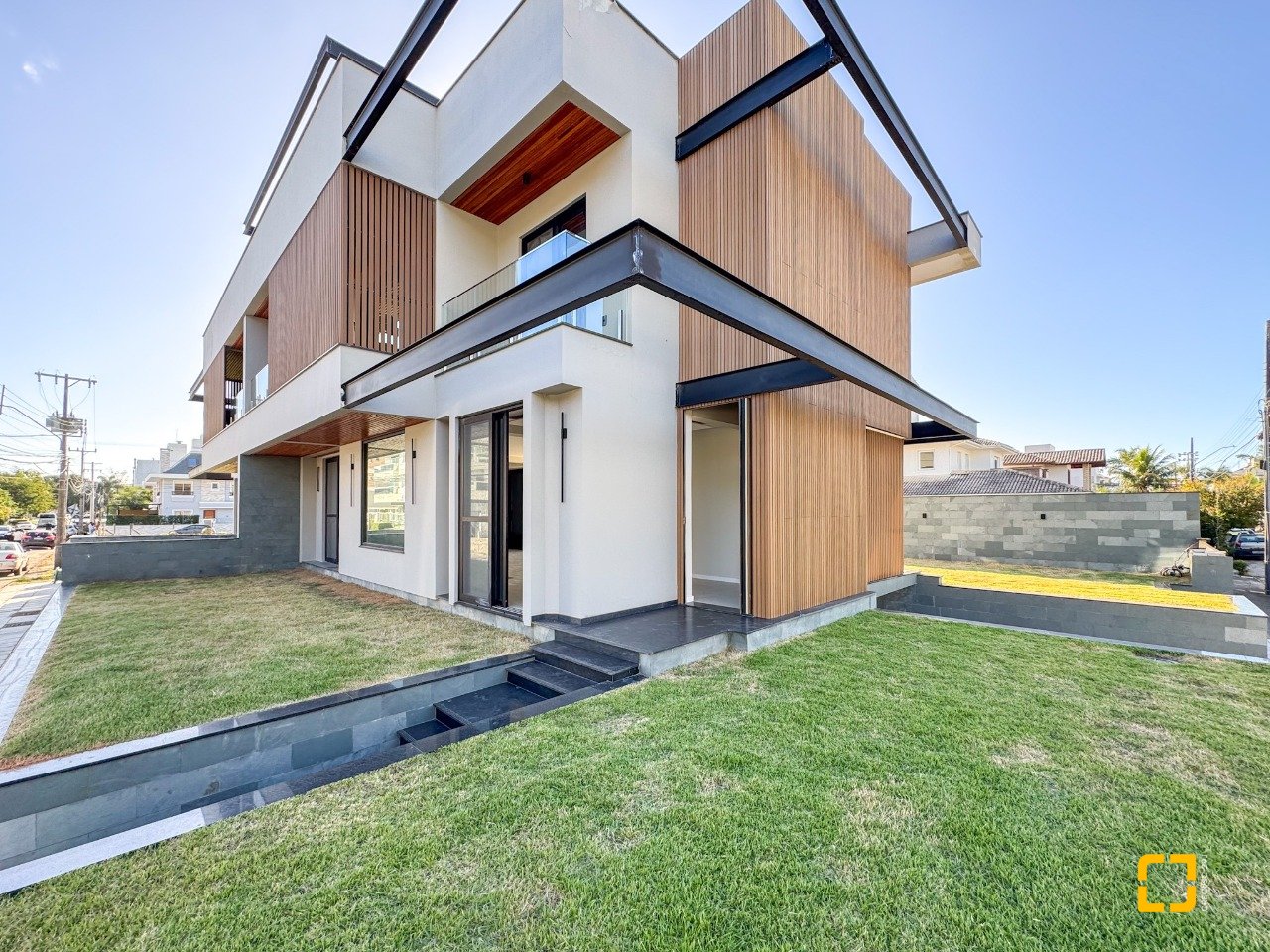 Casa com 225m², 6 quartos (sendo 3 suítes), 4 garagens, no bairro Jurerê em Florianópolis