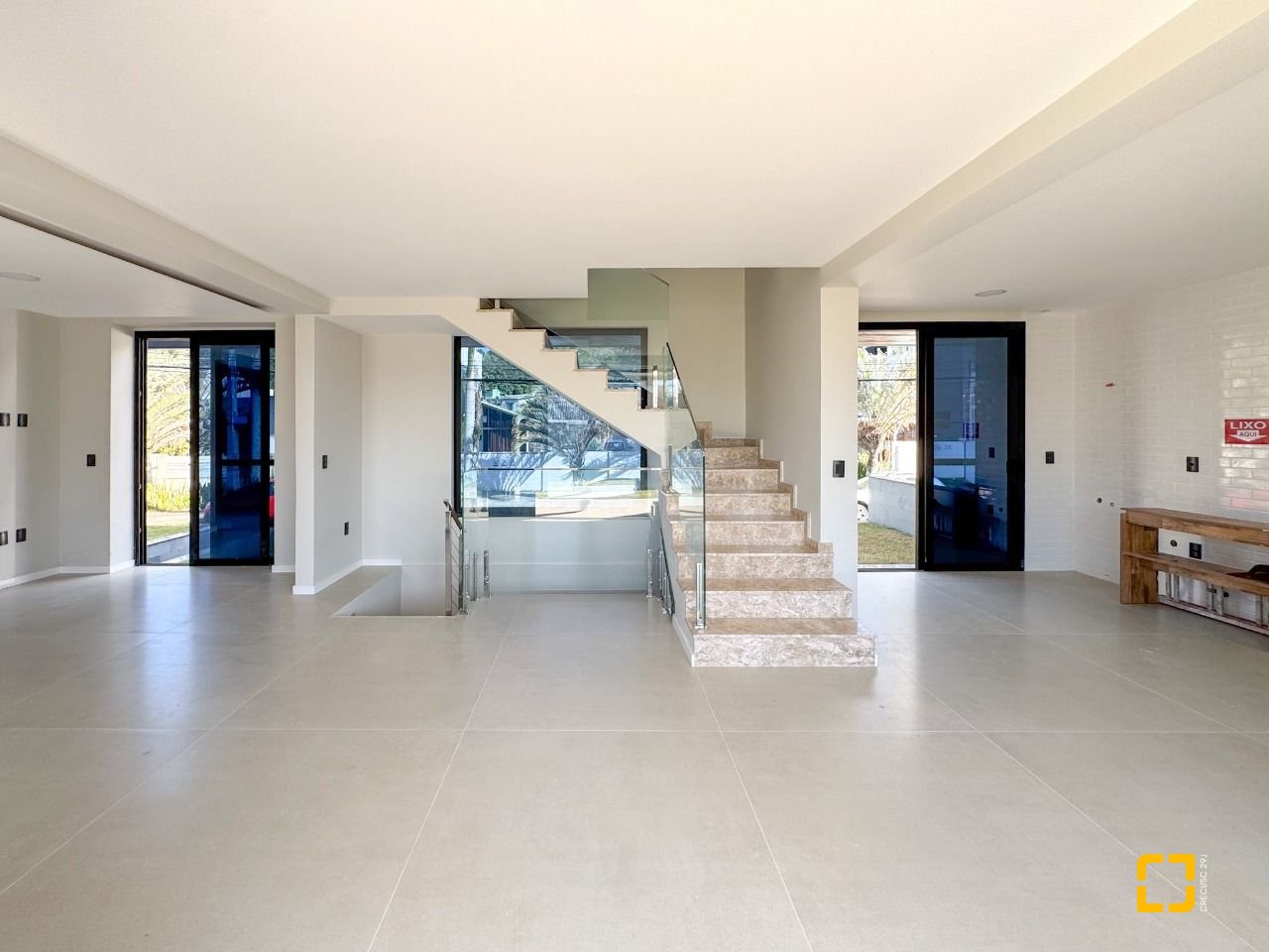 Casa com 225m², 6 quartos (sendo 3 suítes), 4 garagens, no bairro Jurerê em Florianópolis