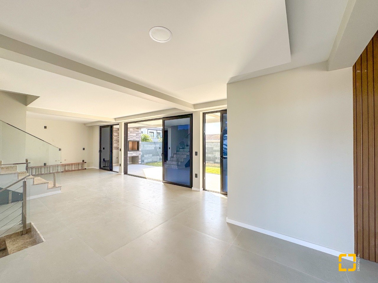 Casa com 225m², 6 quartos (sendo 3 suítes), 4 garagens, no bairro Jurerê em Florianópolis
