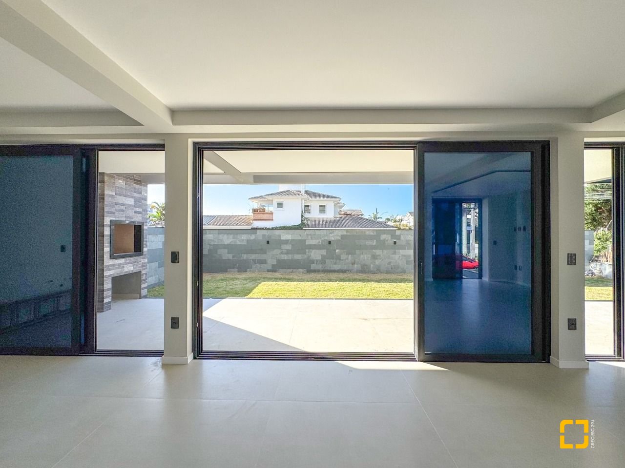 Casa com 225m², 6 quartos (sendo 3 suítes), 4 garagens, no bairro Jurerê em Florianópolis
