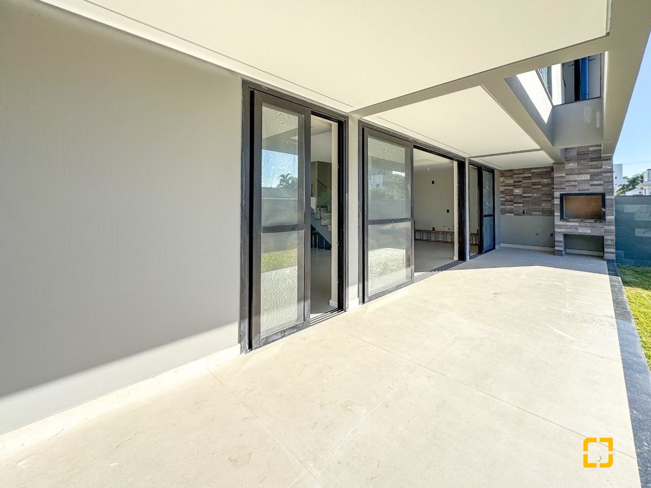 Casa com 225m², 6 quartos (sendo 3 suítes), 4 garagens, no bairro Jurerê em Florianópolis
