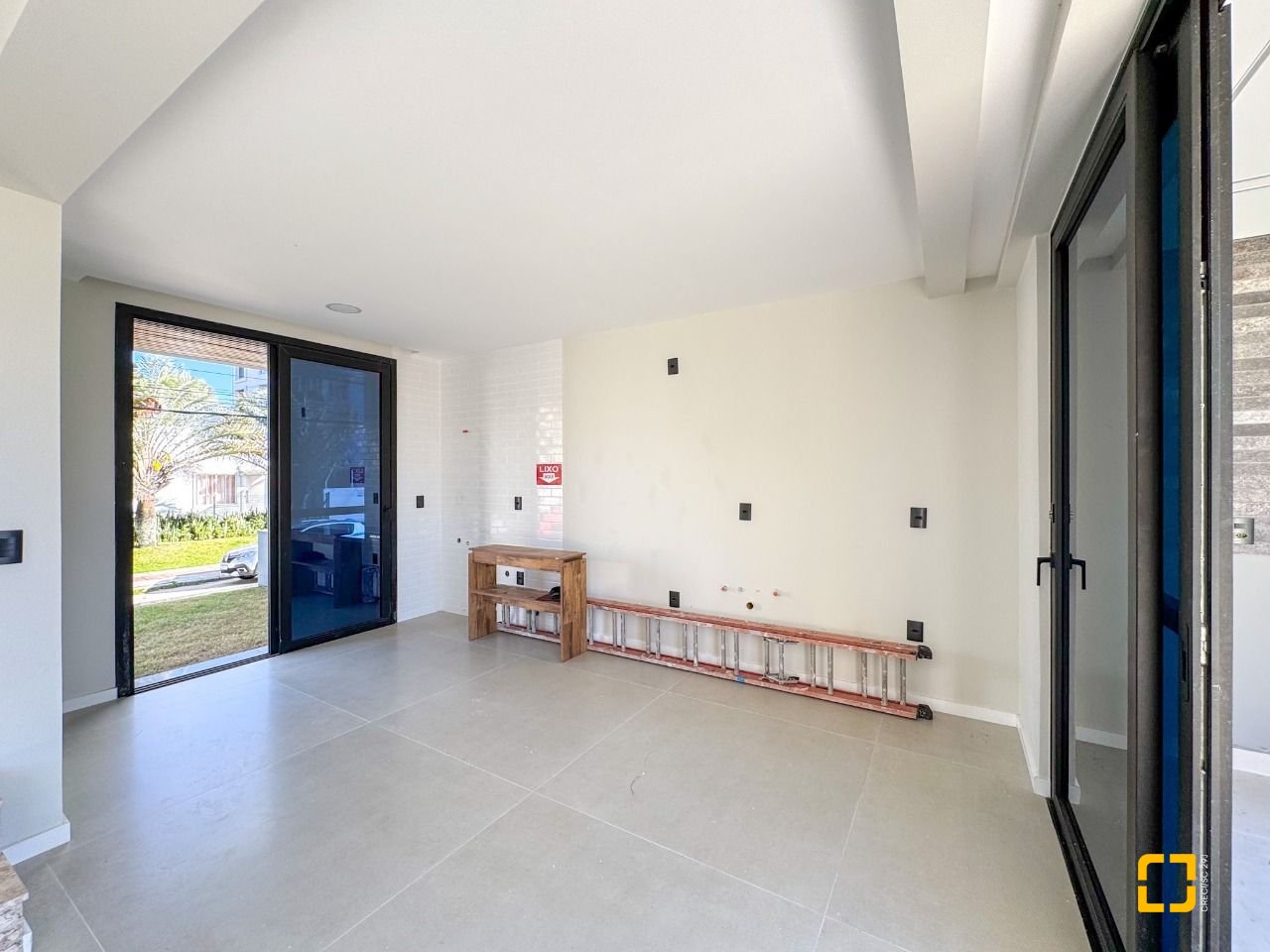 Casa com 225m², 6 quartos (sendo 3 suítes), 4 garagens, no bairro Jurerê em Florianópolis