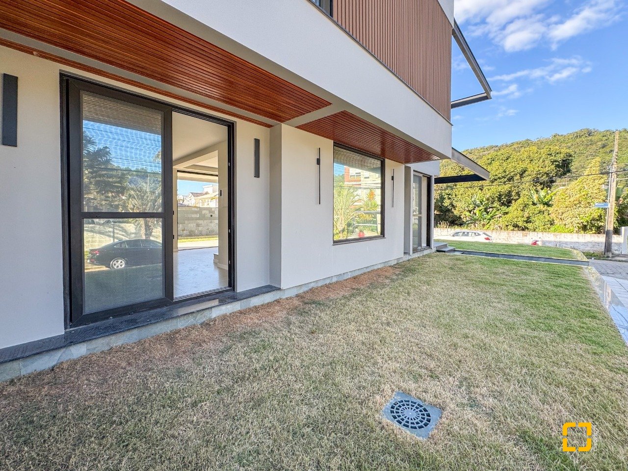 Casa com 225m², 6 quartos (sendo 3 suítes), 4 garagens, no bairro Jurerê em Florianópolis