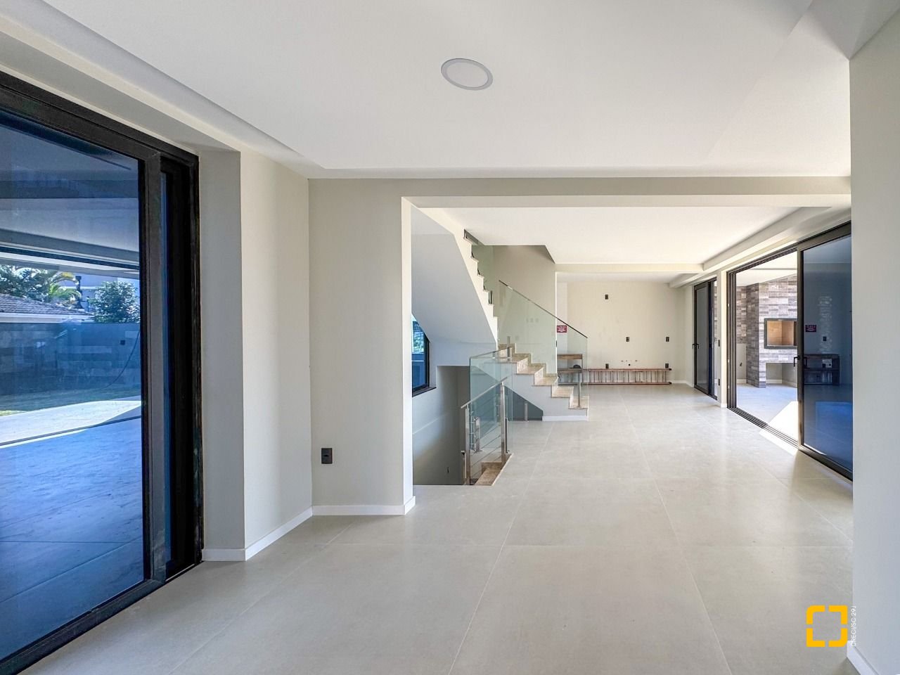 Casa com 225m², 6 quartos (sendo 3 suítes), 4 garagens, no bairro Jurerê em Florianópolis
