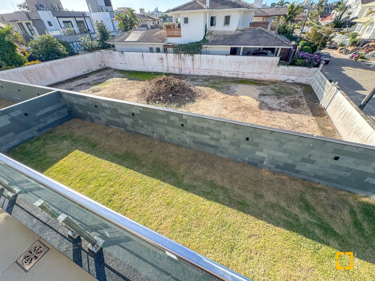 Casa com 225m², 6 quartos (sendo 3 suítes), 4 garagens, no bairro Jurerê em Florianópolis