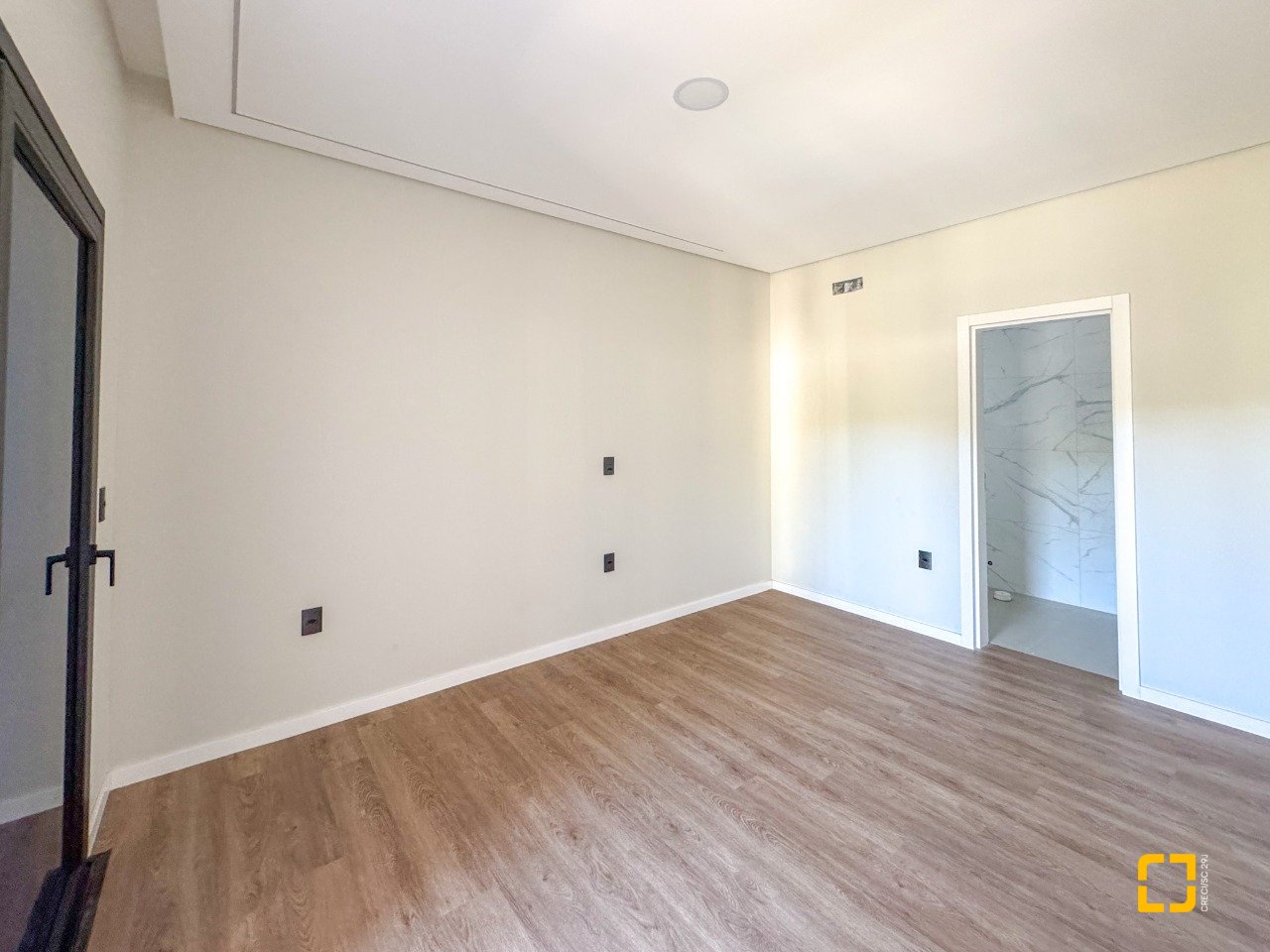 Casa com 225m², 6 quartos (sendo 3 suítes), 4 garagens, no bairro Jurerê em Florianópolis