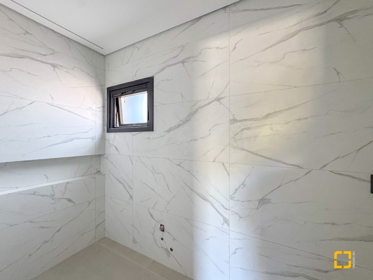 Casa com 225m², 6 quartos (sendo 3 suítes), 4 garagens, no bairro Jurerê em Florianópolis