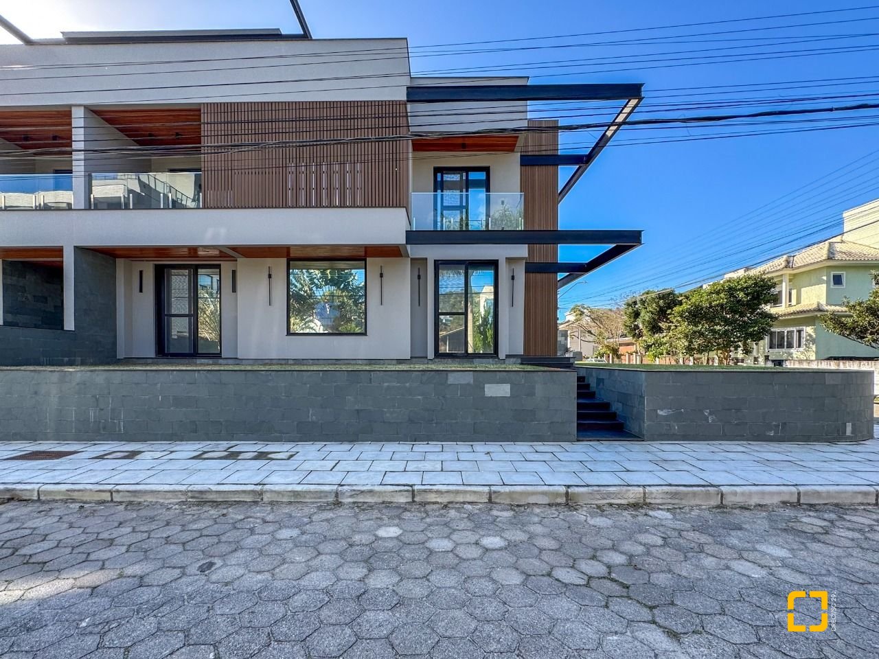 Casa com 225m², 6 quartos (sendo 3 suítes), 4 garagens, no bairro Jurerê em Florianópolis