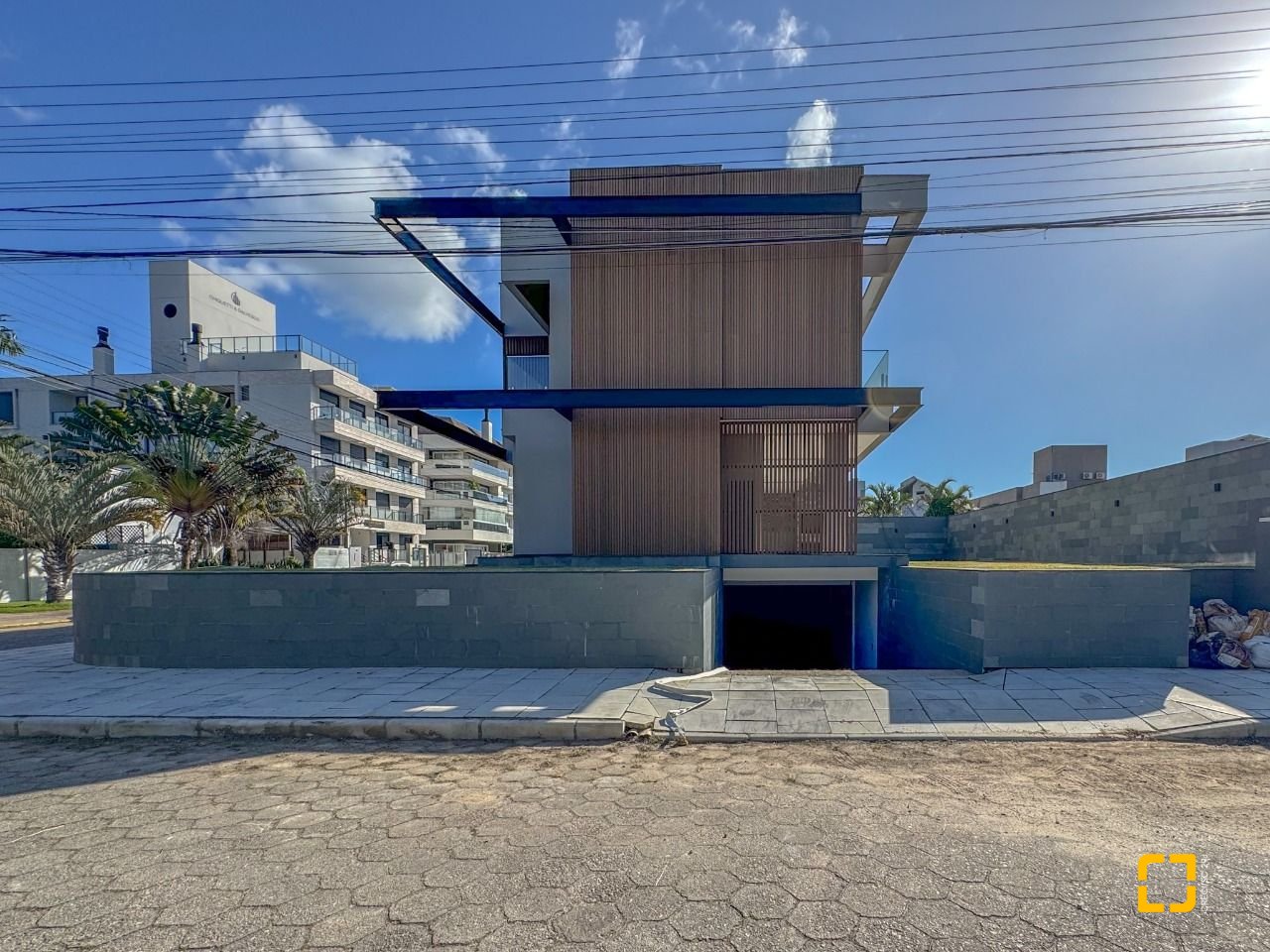 Casa com 225m², 6 quartos (sendo 3 suítes), 4 garagens, no bairro Jurerê em Florianópolis