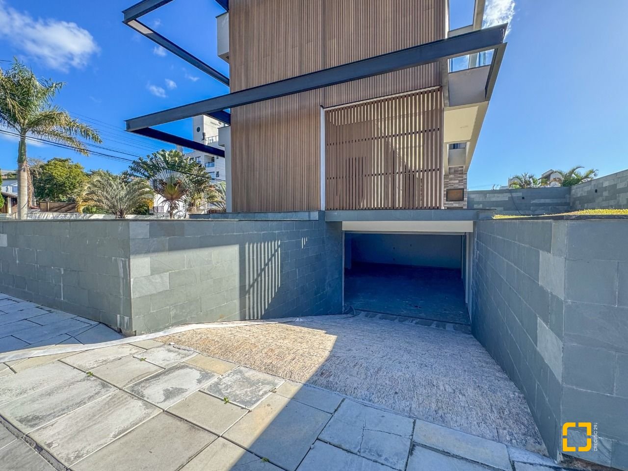 Casa com 225m², 6 quartos (sendo 3 suítes), 4 garagens, no bairro Jurerê em Florianópolis