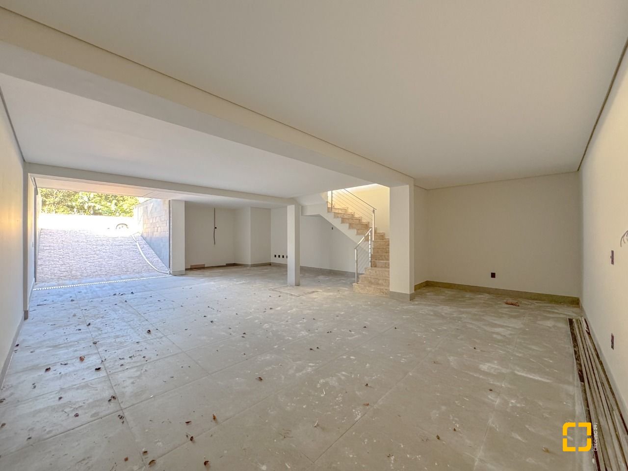 Casa com 225m², 6 quartos (sendo 3 suítes), 4 garagens, no bairro Jurerê em Florianópolis