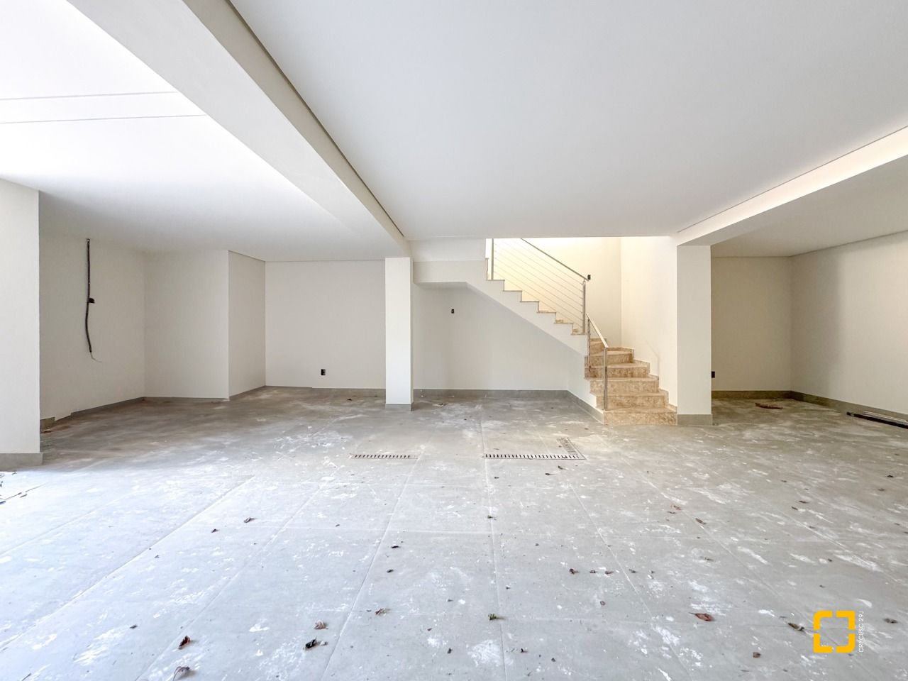 Casa com 225m², 6 quartos (sendo 3 suítes), 4 garagens, no bairro Jurerê em Florianópolis
