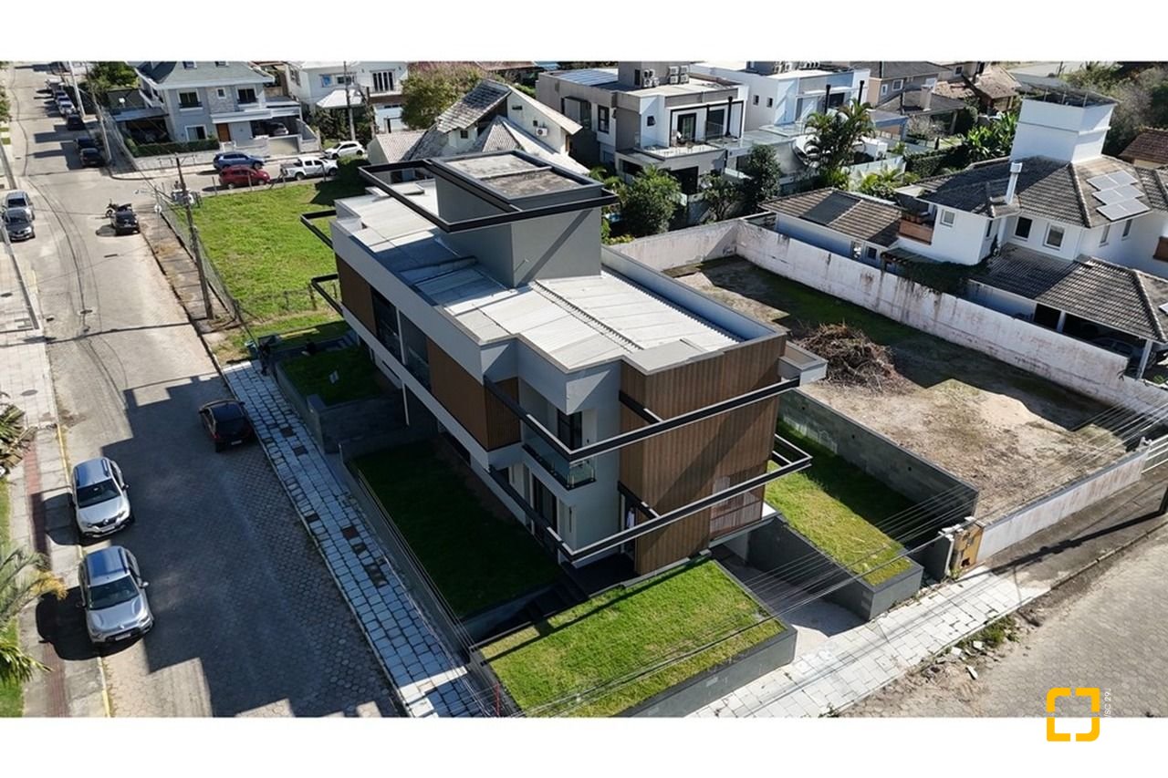 Casa com 225m², 6 quartos (sendo 3 suítes), 4 garagens, no bairro Jurerê em Florianópolis