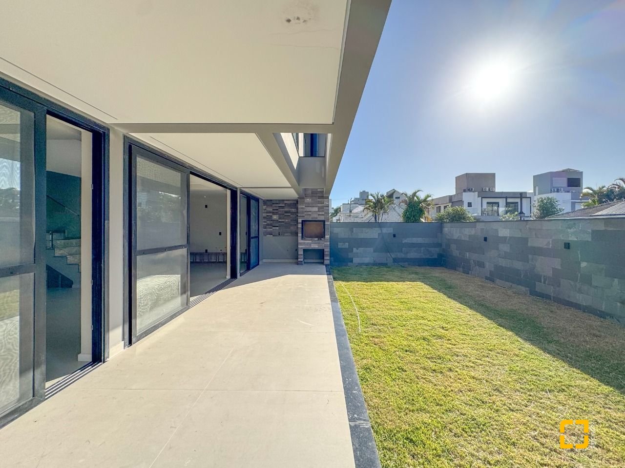 Casa com 225m², 6 quartos (sendo 3 suítes), 4 garagens, no bairro Jurerê em Florianópolis