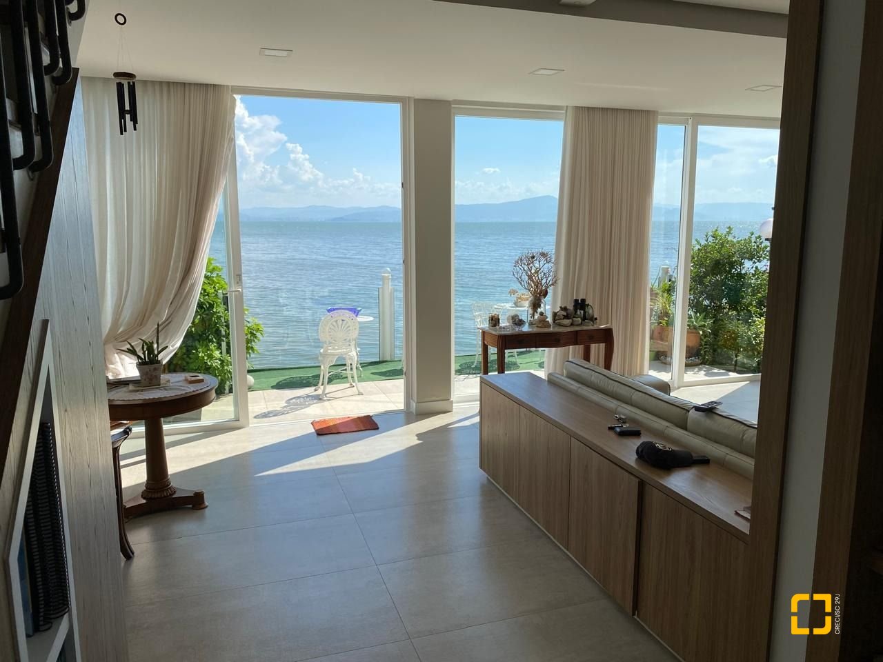 Casa com 274m², 8 quartos (sendo 4 suítes), 3 garagens, no bairro Cacupé em Florianópolis