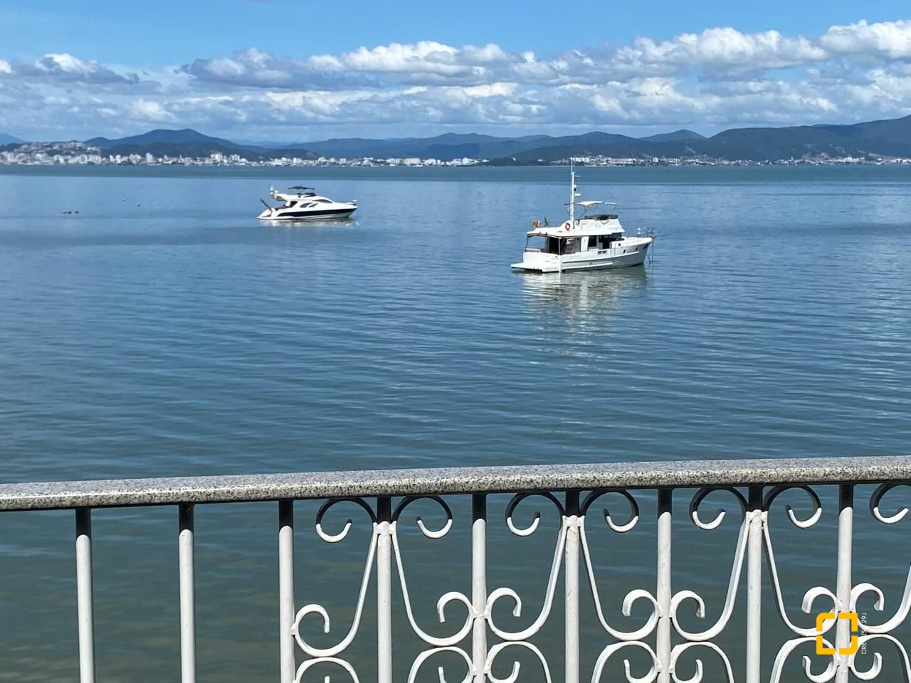 Casa com 274m², 8 quartos (sendo 4 suítes), 3 garagens, no bairro Cacupé em Florianópolis