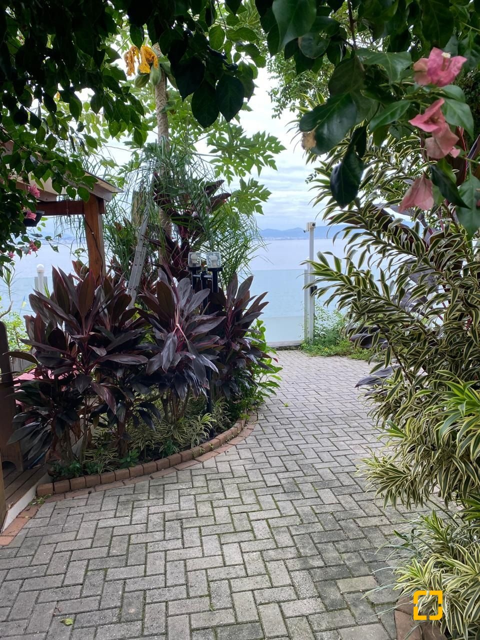 Casa com 274m², 8 quartos (sendo 4 suítes), 3 garagens, no bairro Cacupé em Florianópolis