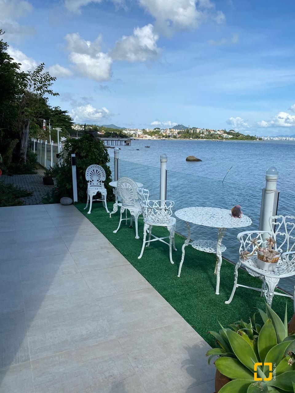 Casa com 274m², 8 quartos (sendo 4 suítes), 3 garagens, no bairro Cacupé em Florianópolis
