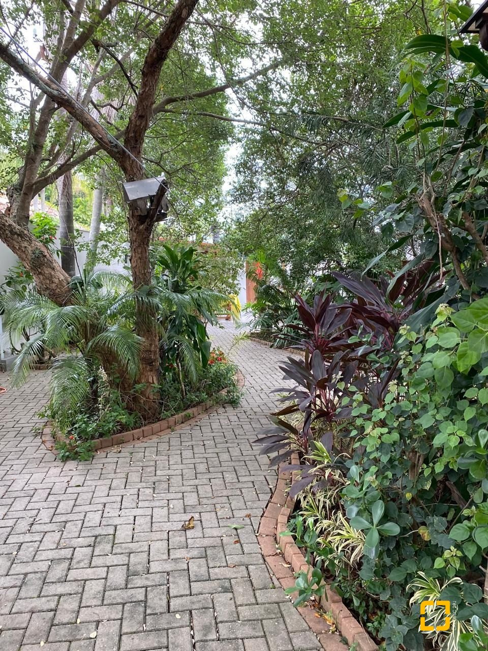 Casa com 274m², 8 quartos (sendo 4 suítes), 3 garagens, no bairro Cacupé em Florianópolis
