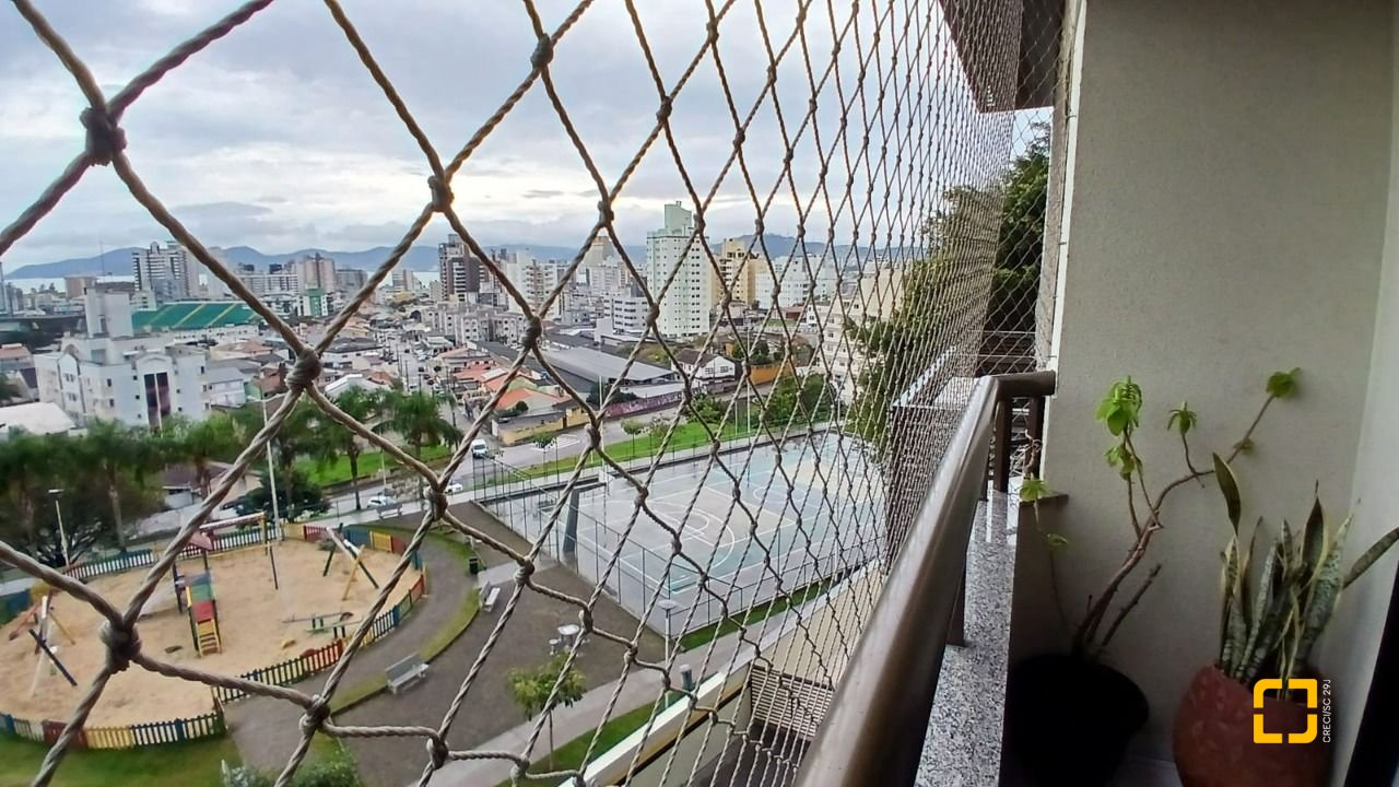 Apartamento com 83m², 4 quartos (sendo 1 suíte), 2 garagens, no bairro Canto em Florianópolis