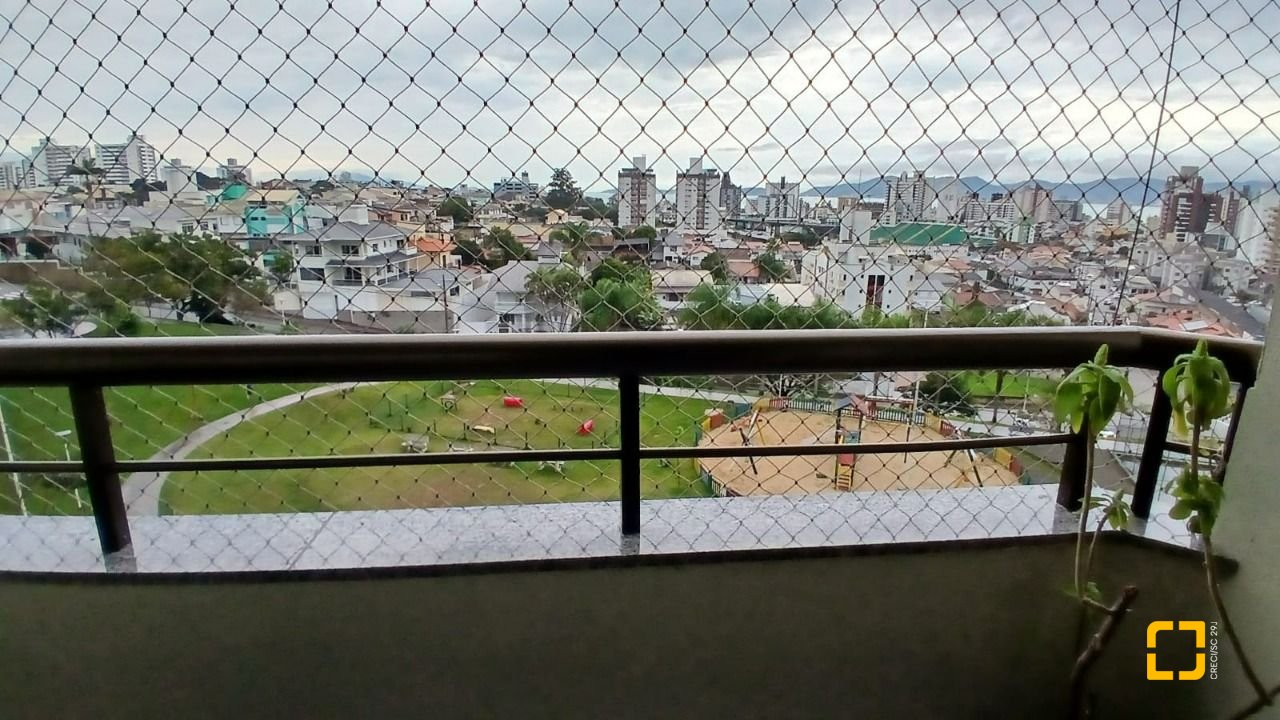 Apartamento com 83m², 4 quartos (sendo 1 suíte), 2 garagens, no bairro Canto em Florianópolis