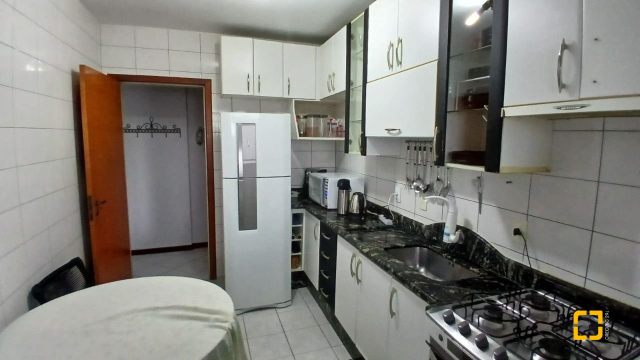 Apartamento com 83m², 4 quartos (sendo 1 suíte), 2 garagens, no bairro Canto em Florianópolis