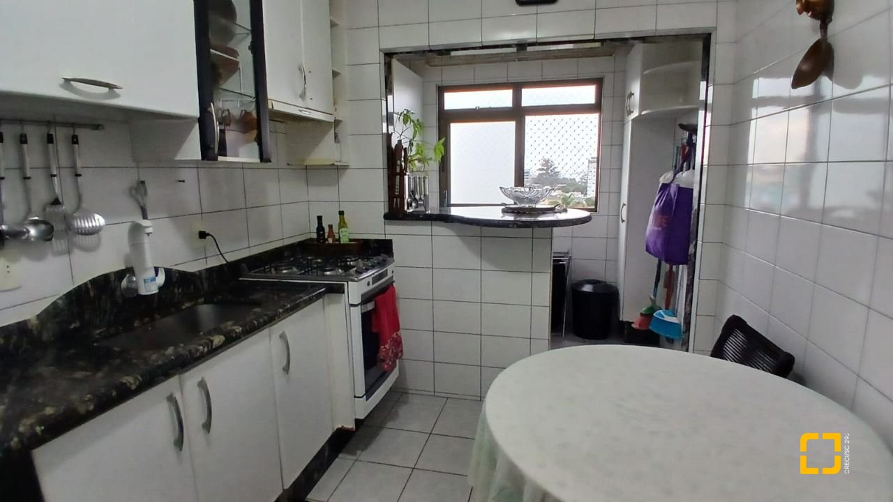 Apartamento com 83m², 4 quartos (sendo 1 suíte), 2 garagens, no bairro Canto em Florianópolis