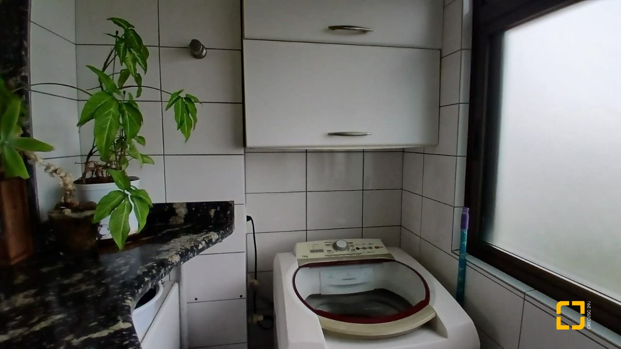 Apartamento com 83m², 4 quartos (sendo 1 suíte), 2 garagens, no bairro Canto em Florianópolis