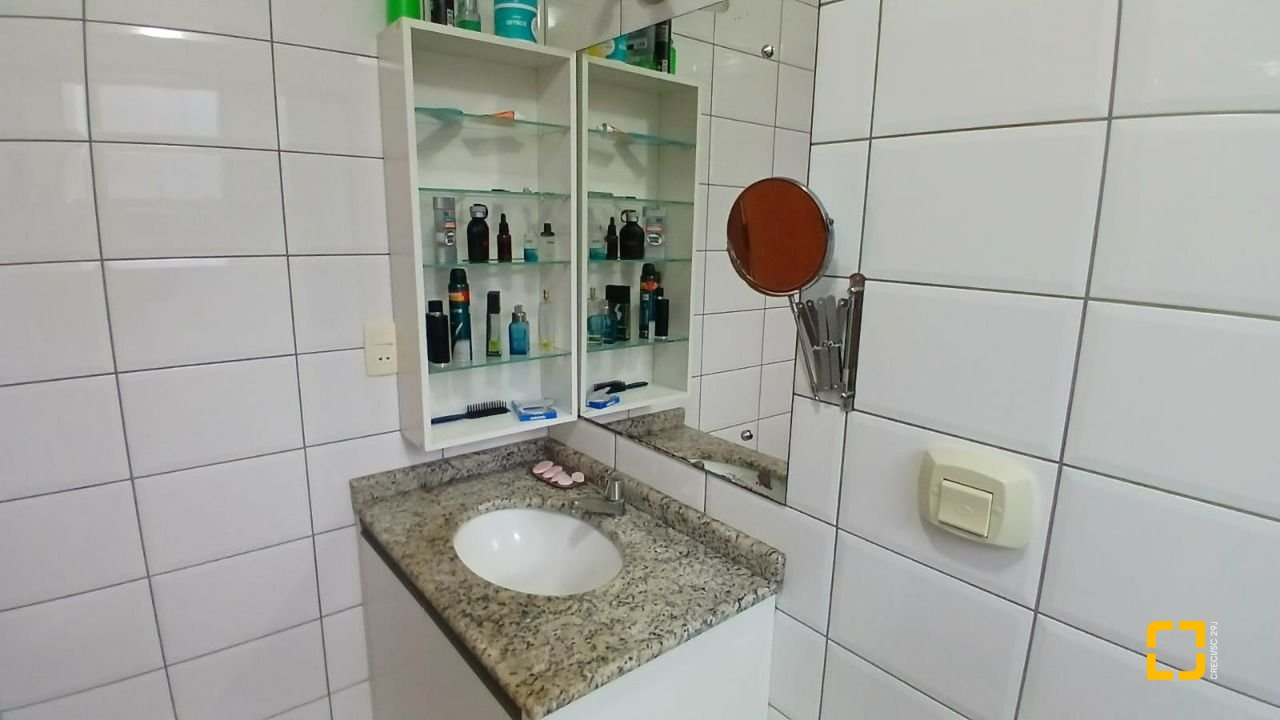 Apartamento com 83m², 4 quartos (sendo 1 suíte), 2 garagens, no bairro Canto em Florianópolis