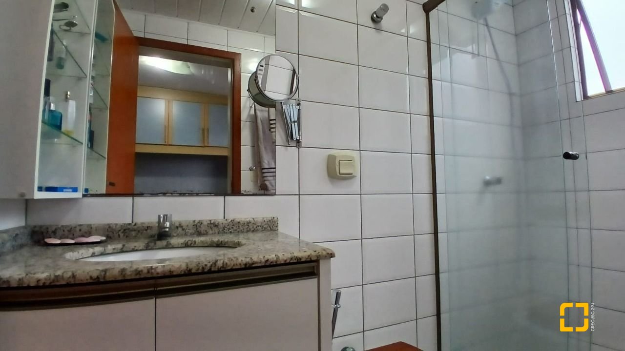 Apartamento com 83m², 4 quartos (sendo 1 suíte), 2 garagens, no bairro Canto em Florianópolis