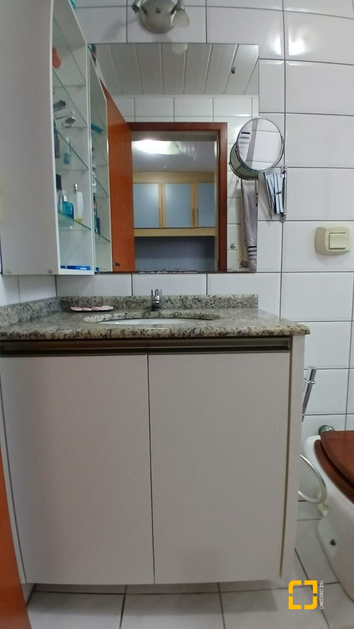 Apartamento com 83m², 4 quartos (sendo 1 suíte), 2 garagens, no bairro Canto em Florianópolis