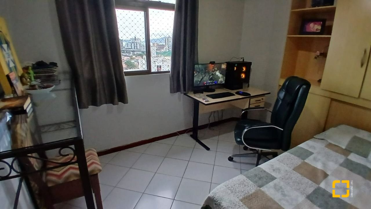 Apartamento com 83m², 4 quartos (sendo 1 suíte), 2 garagens, no bairro Canto em Florianópolis