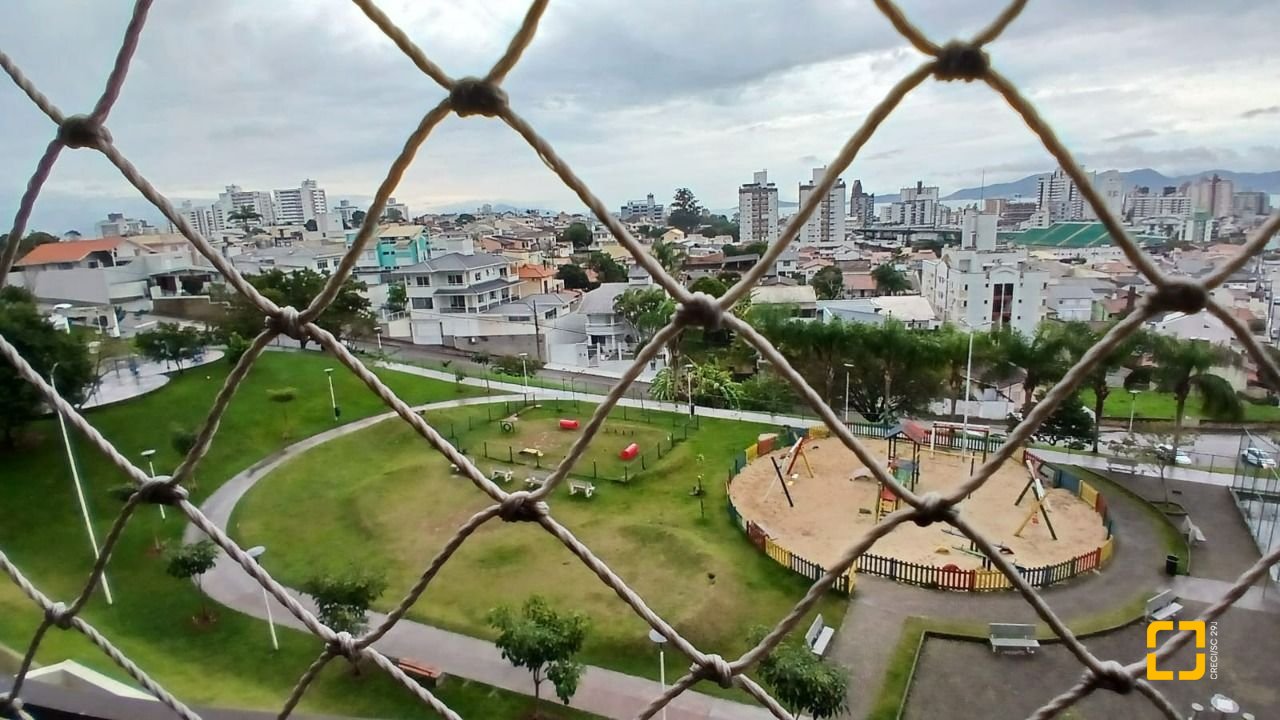 Apartamento com 83m², 4 quartos (sendo 1 suíte), 2 garagens, no bairro Canto em Florianópolis
