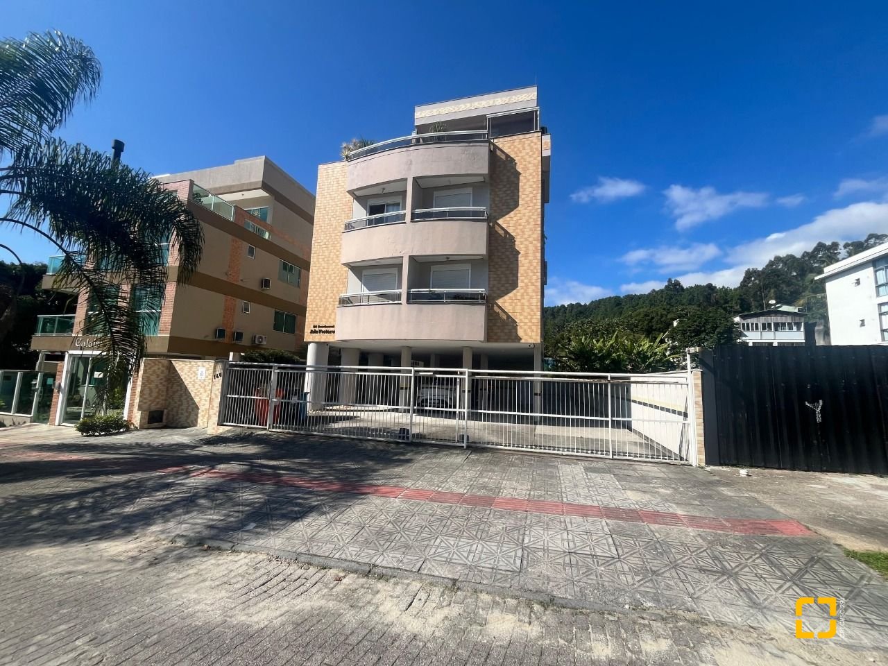 Cobertura com 128m², 5 quartos (sendo 1 suíte), 1 garagem, no bairro Canasvieiras em Florianópolis