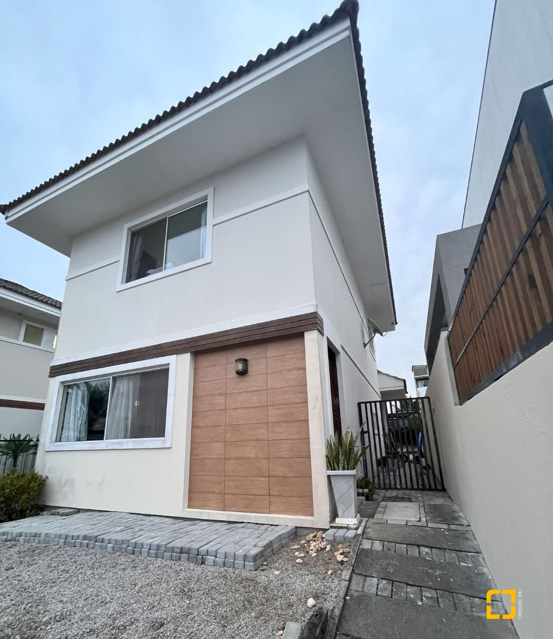 Casa com 120m², 4 quartos (sendo 1 suíte), 2 garagens, no bairro Campeche em Florianópolis